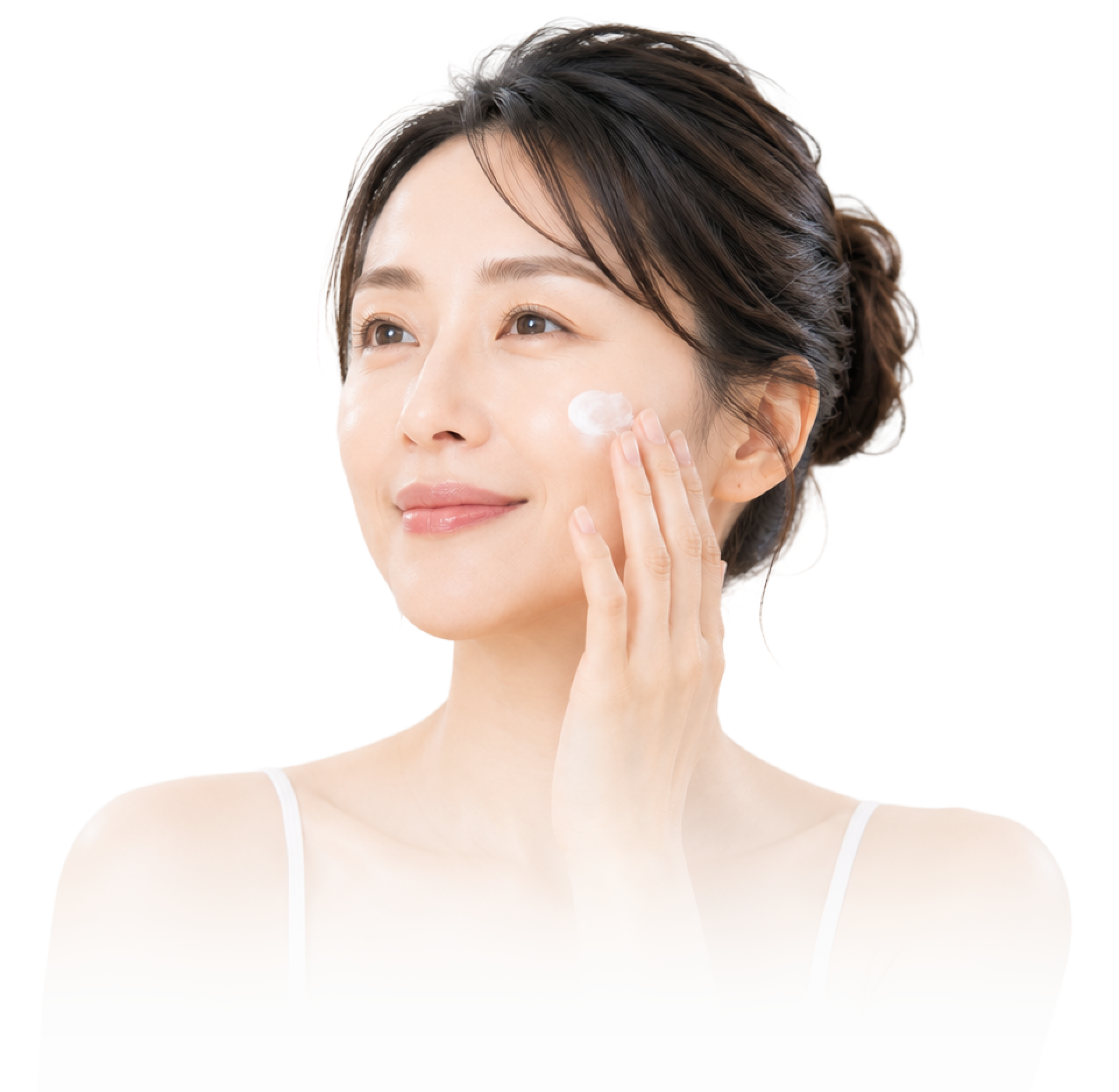 グレイスクリームを頬になじませる女性