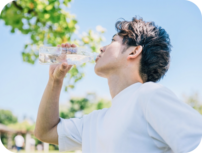 ミネラル水で水分補給をする様子